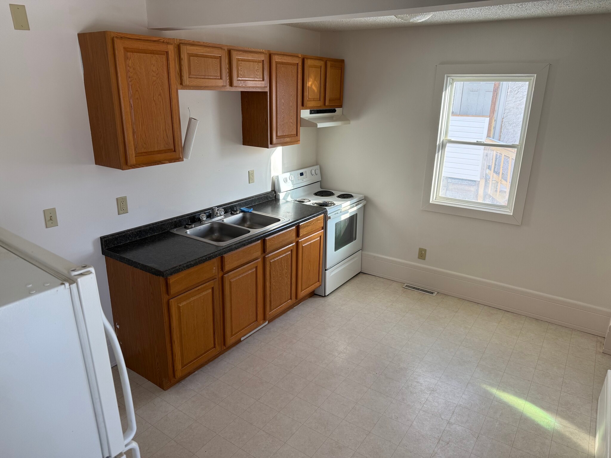 Building Photo - 684 Hawthorne Ave E