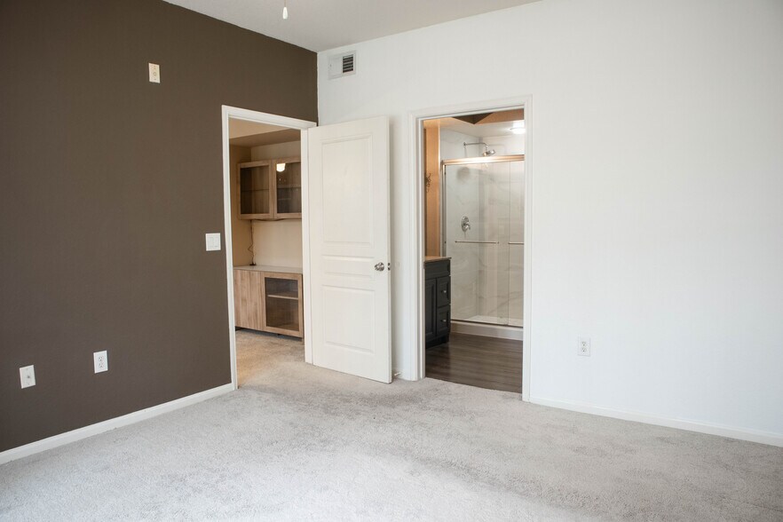 Building Photo - 5125 Palm Springs Blvd