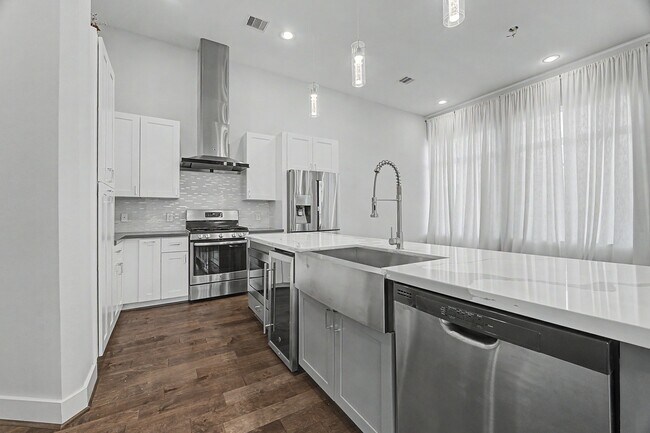 Building Photo - 1226 W 26th St