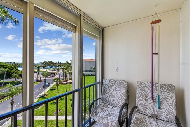 Building Photo - 7400 Sun Island Dr S