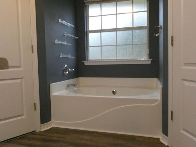 Building Photo - Beautiful Custom Home - Large Lot