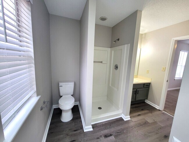 Building Photo - Large 2 Story Near The Airport and I-485