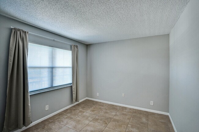 Building Photo - 2906 SW 21st Terrace