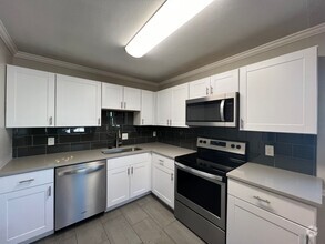 Building Photo - 3 Bedroom 2 Bathroom Condo Near Leetsdale ...