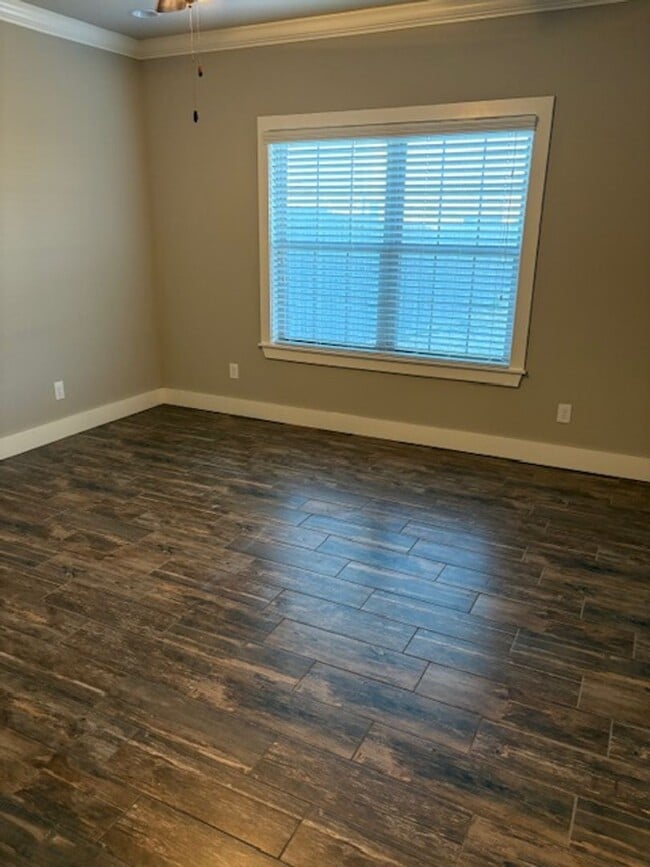 Building Photo - BEAUTIFUL TOWNHOUSE IN A GREAT LOCATION!!!