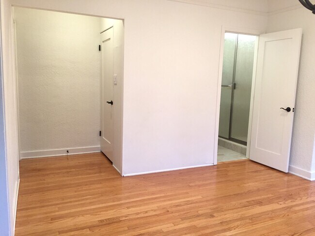 Building Photo - 1106 S Doheny Dr