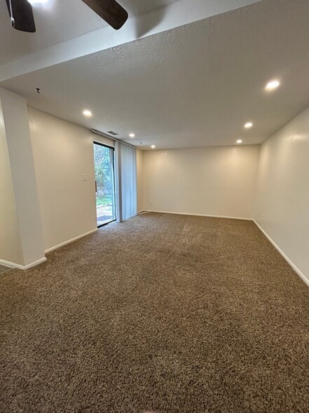 Building Photo - 722 East Side Dr