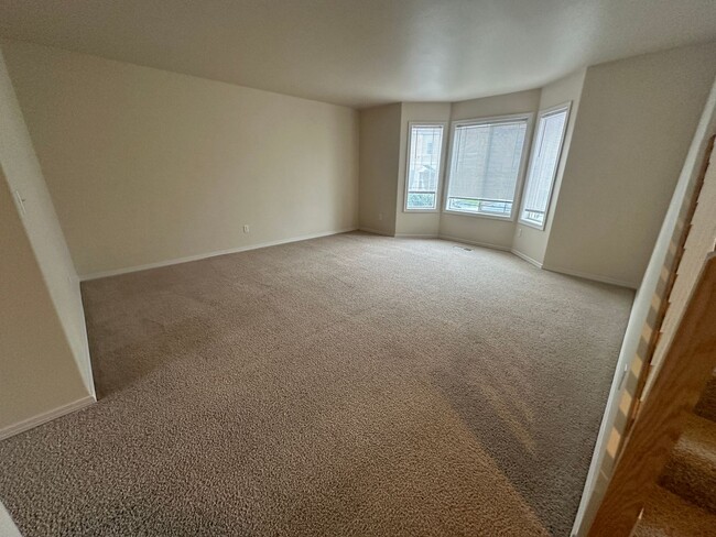 Building Photo - MOVE IN SPECIAL! Spacious 2 Bedroom, 2.5 b...