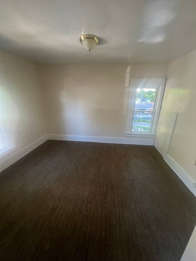 Building Photo - Large 4 Bedroom House with Garage