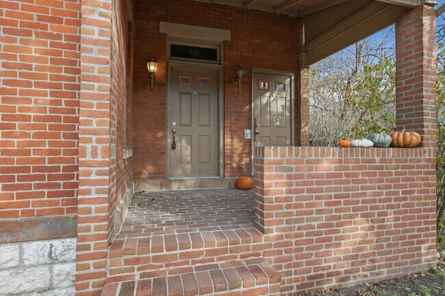 Building Photo - Muir - 308-308 1/2 Wilber Ave