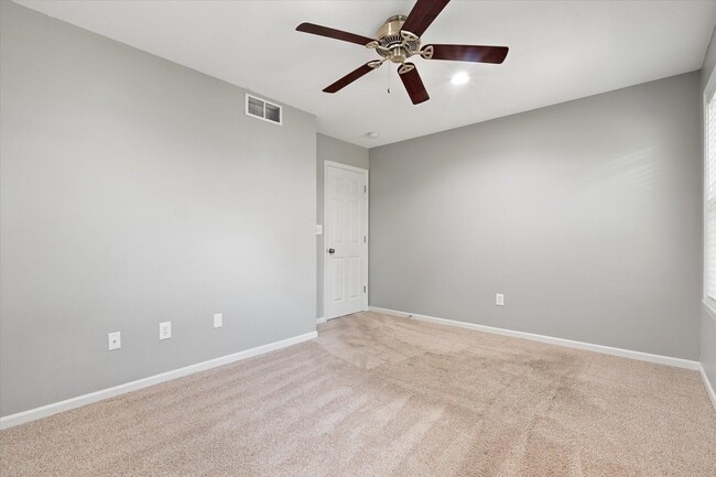 Building Photo - 412 N Village Cir