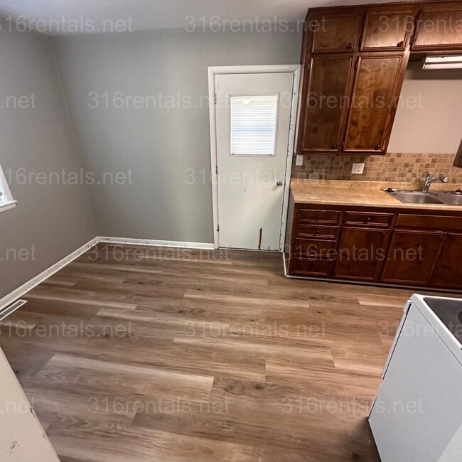 Building Photo - $1200 – 3 Bed + Bonus Room, 1 Bath | Singl...