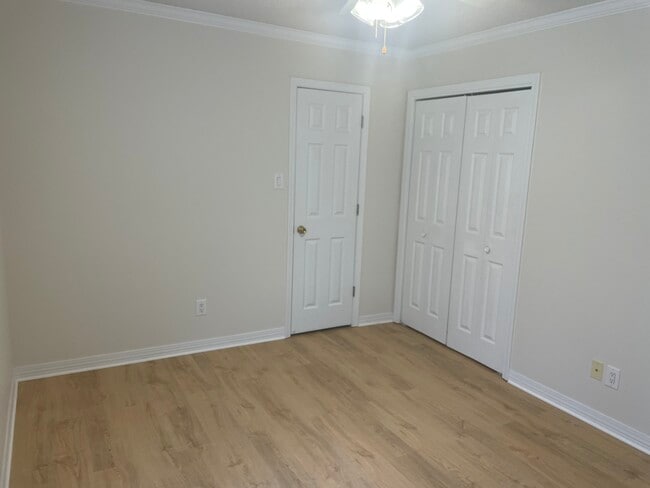 Building Photo - 13 Fleetwood Pl