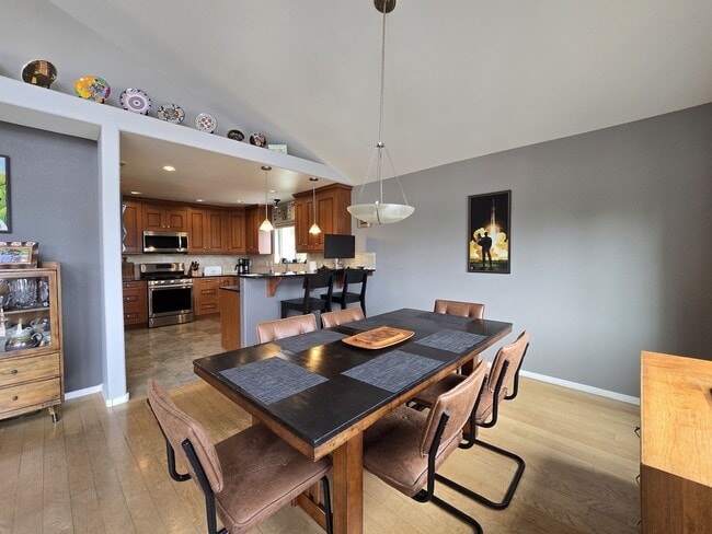 Building Photo - Beautiful Quemazon Home (5085 Alegria)