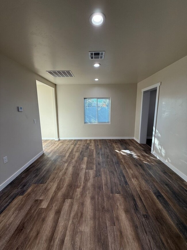 Building Photo - Gorgeous 2 Bedroom/1 Bathroom Home