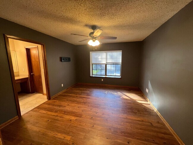 Building Photo - Pensacola - Windermere - 3 Bedroom, 2 Bath...