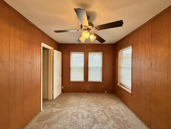 Building Photo - Tour Today! 2 Bedroom, 1 Bath Home