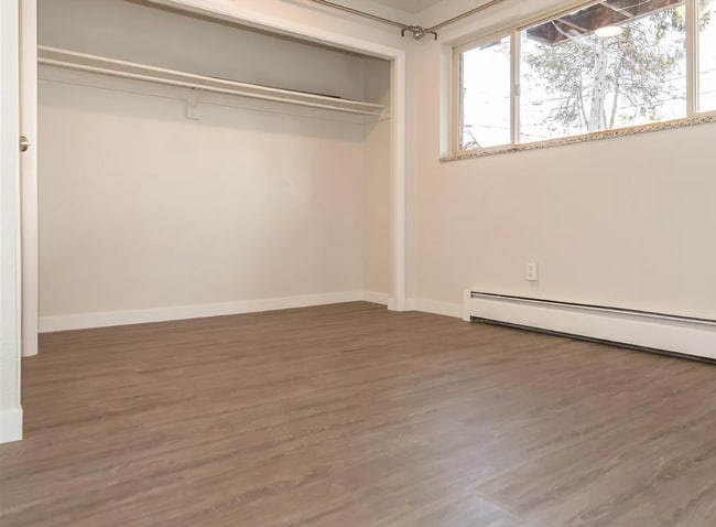 Building Photo - FALL PRE-LEASING! 3 Bed 1.5 Bath Condo on ...