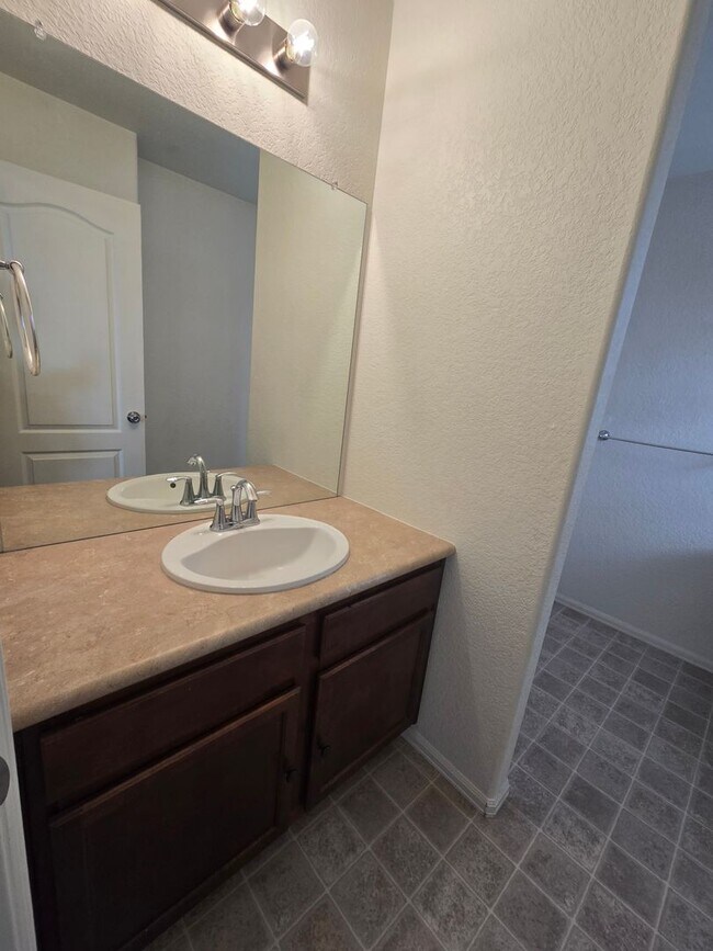 Building Photo - Beautiful 4-Bed, 3.5-Bath Home with Mounta...