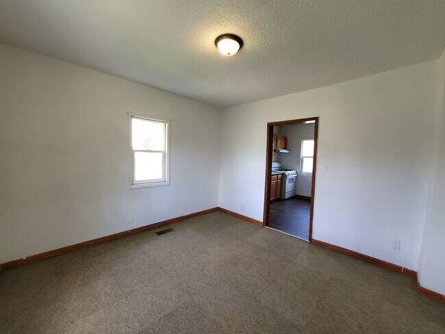 Building Photo - 919 Oneida St