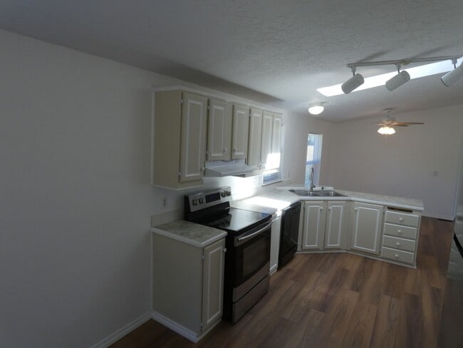 Building Photo - APPLICATION PENDING **Country Living**
