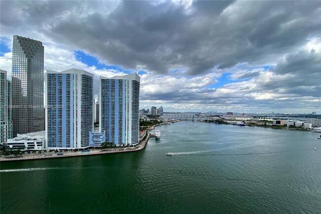 Building Photo - 888 Brickell Key Dr