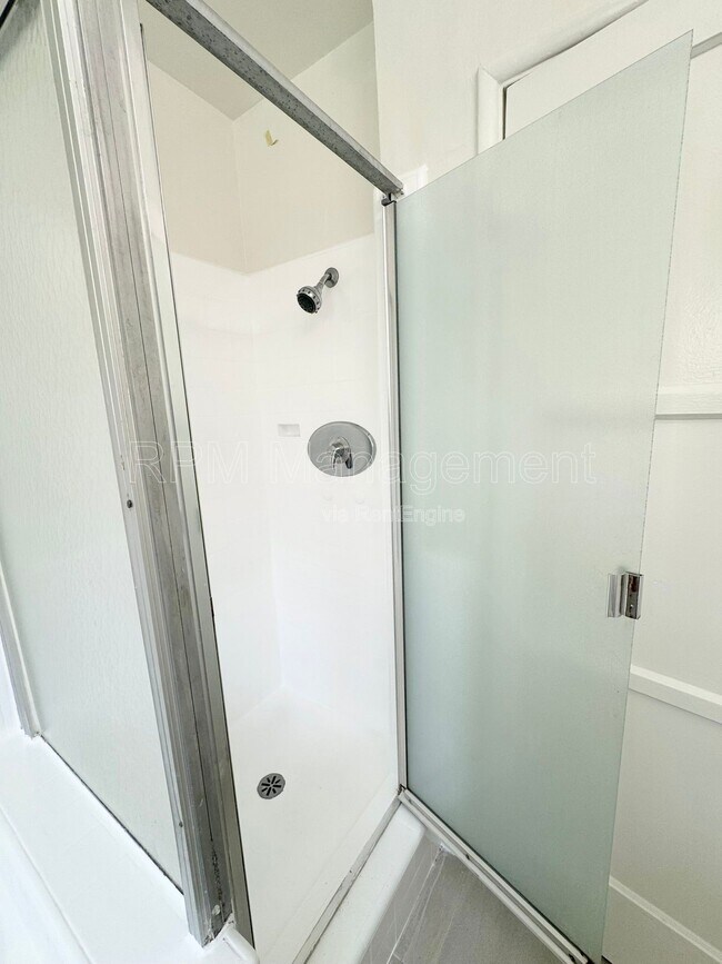 Building Photo - 905 N Sweetzer Ave