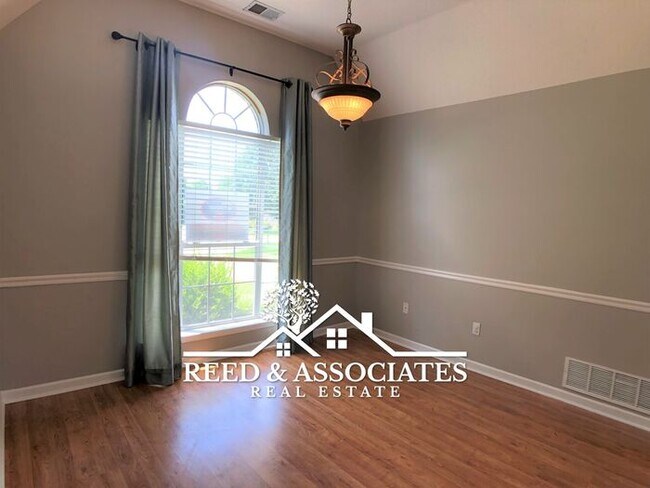 Building Photo - Charming 1.5 Story Oakland Home!
