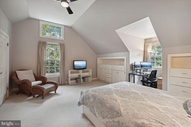 Building Photo - 5 Bed 4.5 Bath - Bethesda len Echo Heights...