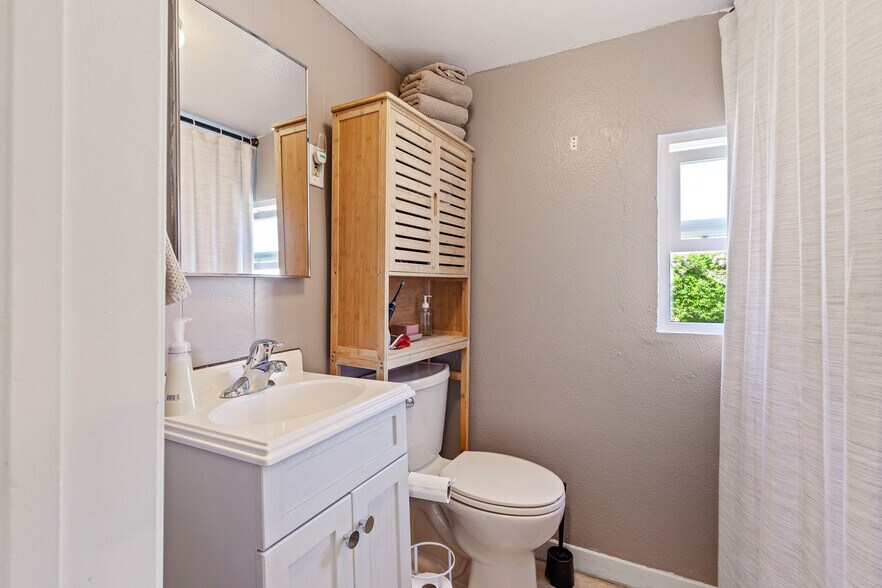 Building Photo - 1045 N Clithero Dr