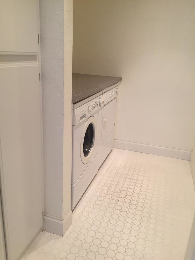 Building Photo - 454 Walker Rd