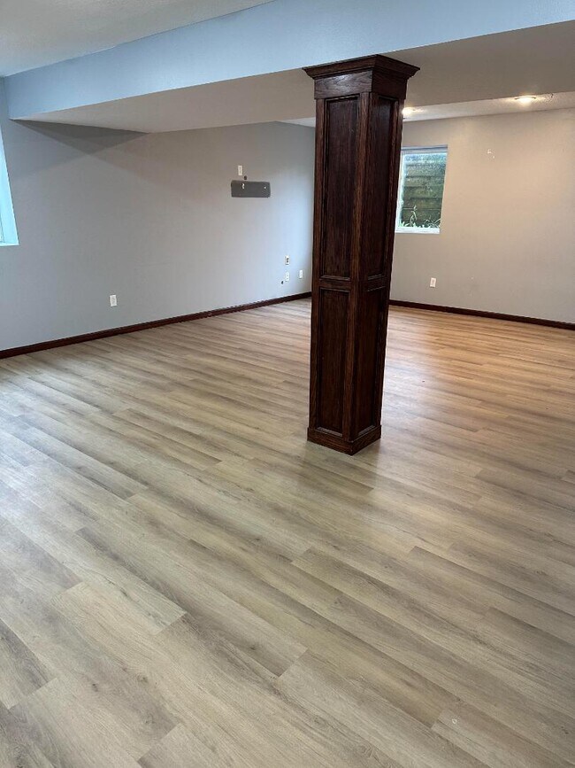 Building Photo - 658 Meadow Cir