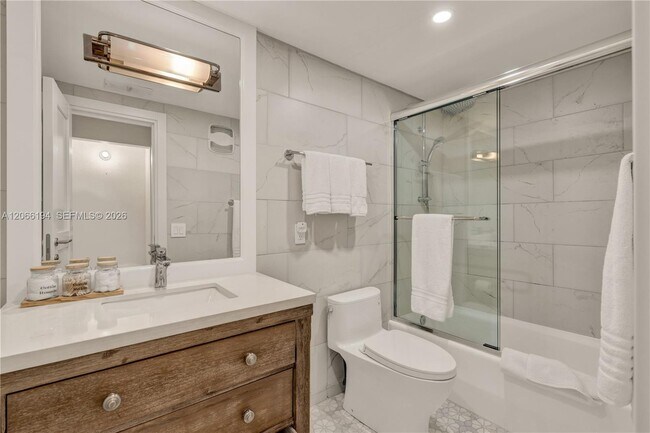 Building Photo - 6011 N Bayshore Dr