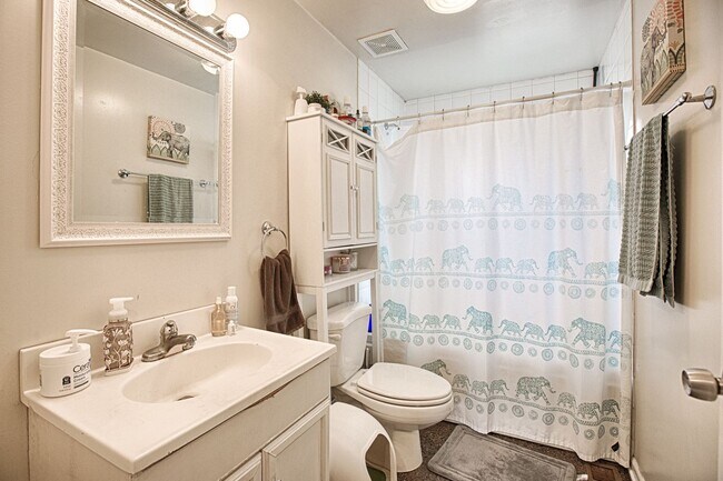 Building Photo - 2bed/1bath in Logan Square! Central Air! HUGE Private Deck!  New Kitchen!