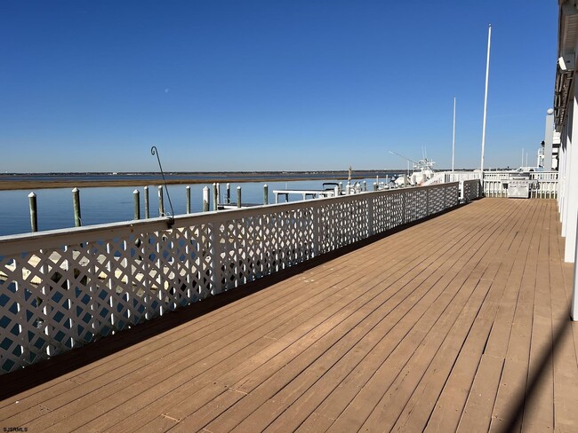 Building Photo - 802 N Harvard Ave