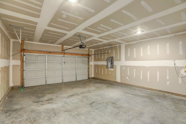 Building Photo - NEW CONSTRUCTION - 5 BDRMS, 3 BTHS, JOHNSON CITY