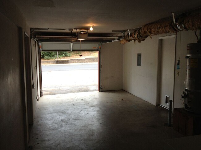 Building Photo - 5 Bedroom 3.25 Bath Close to UC, hiking, mountain biking