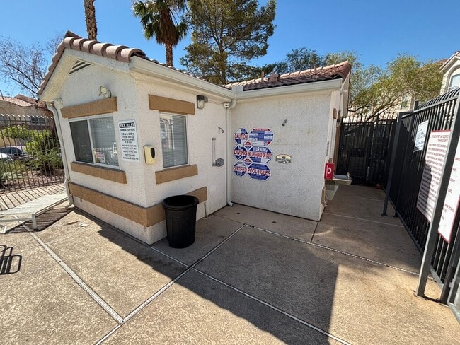Building Photo - Beautiful 3Bed/3Bath Townhome w/ Garage lo...