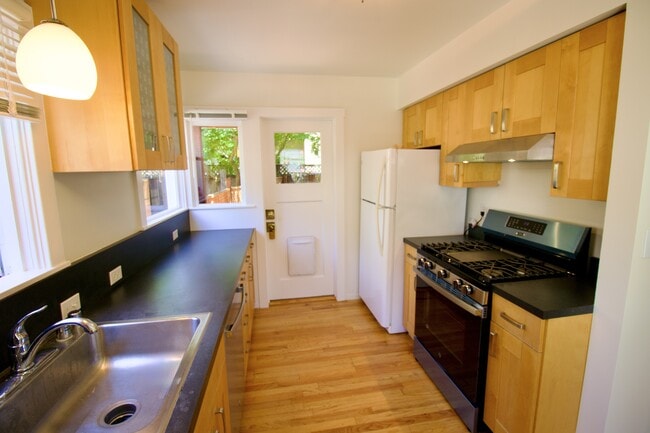 Building Photo - 212 Gilbert Ave