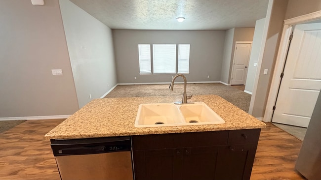 Building Photo - 3bed 2bath duplex, all appliances included, 2 car garage