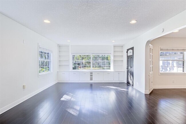 Building Photo - 350 N Phelps Ave