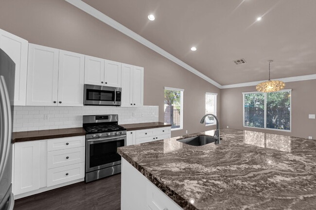 Building Photo - Don't miss out on this super cute 2-bedroo...