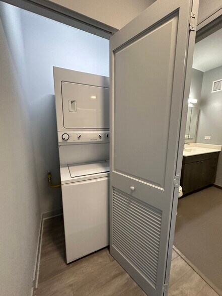 Building Photo - 1025 W Addison St