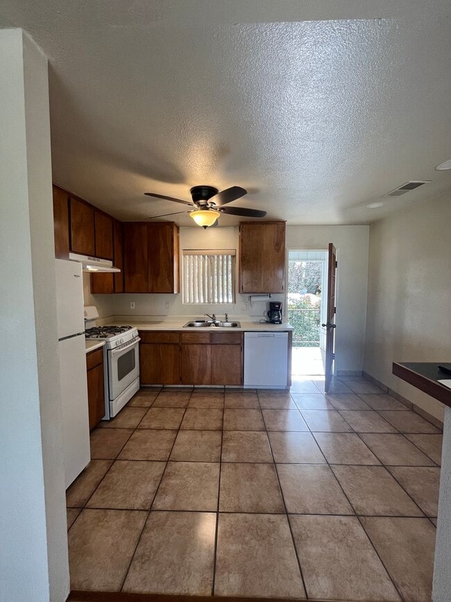 Building Photo - 4384