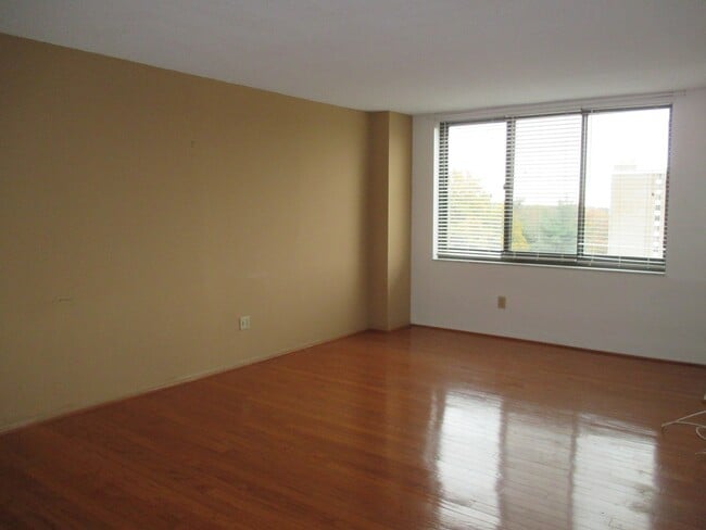 Building Photo - One Bedroom at Place One Condo in Alexandria