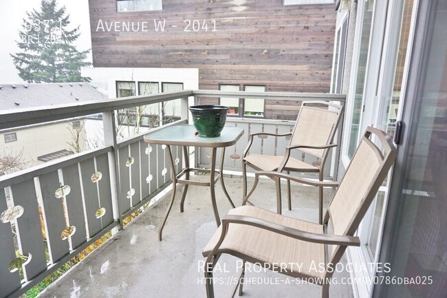 Building Photo - 2037 13th Ave W