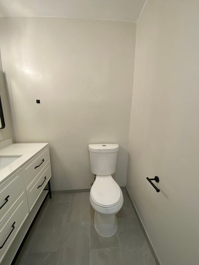 Building Photo - Renovated Beach house just a few blocks fr...