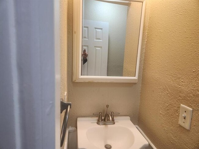 Building Photo - 801 N Gladstone Ave