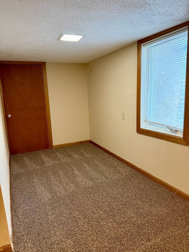 Building Photo - 3 Bed/1.5 Bath House For Rent with 2 Car Garage!