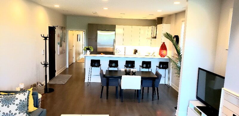 Building Photo - 910 Hinman Ave